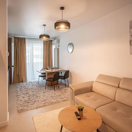 Christian In Odyssey & Pool-parking Apartamento Năvodari