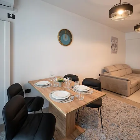 Christian In Odyssey & Pool-parking Apartamento *