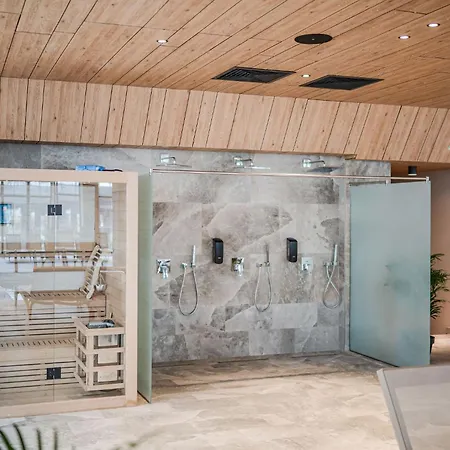 Christian In Odyssey & Pool-parking Apartamento *